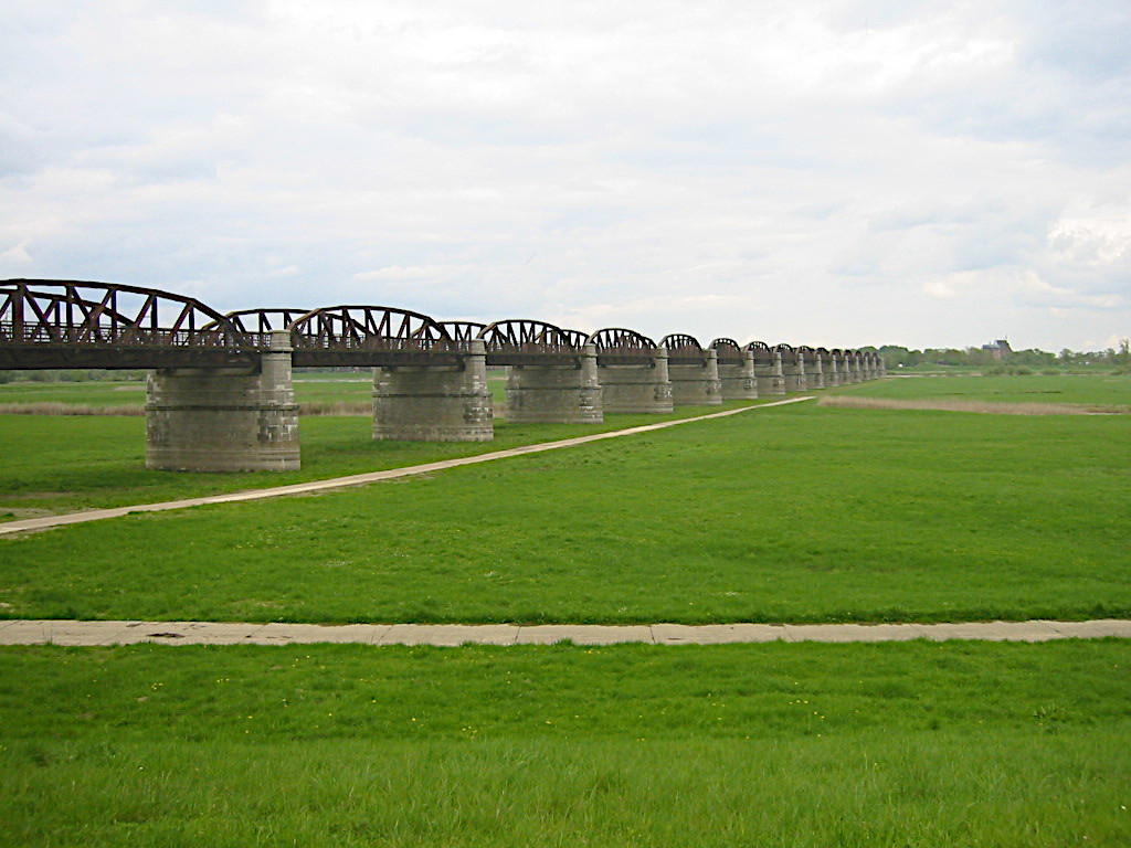 die alte Eisenbahnbrücke bei Dömitz